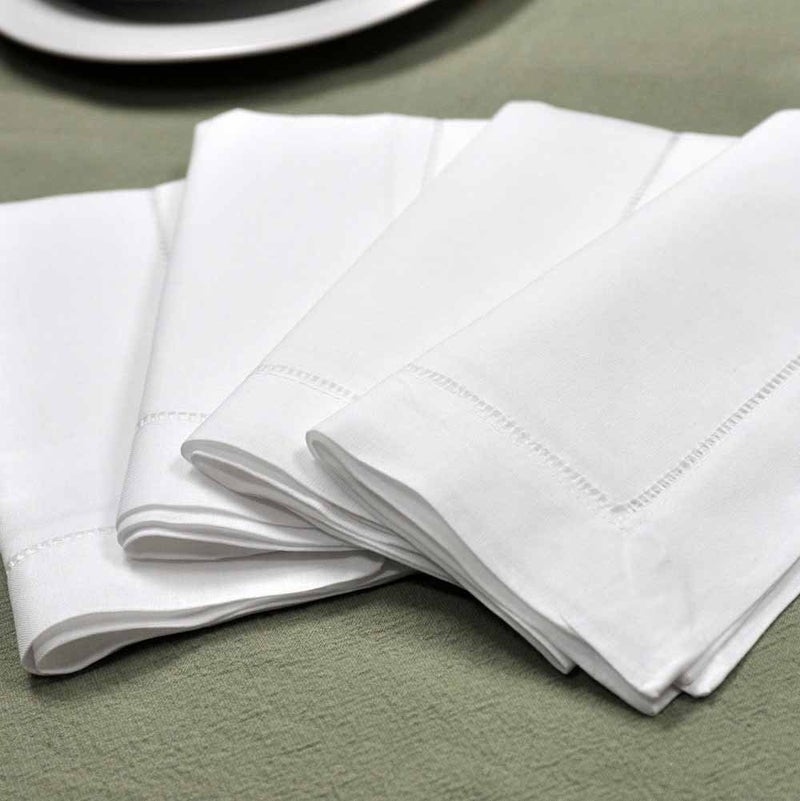 Bumblebee Linens مناديل طعام بيضاء من بامبلبي مزينة بخياطة متعرجة مجموعة من 4 مقاسات 20" × 20" - Image 3